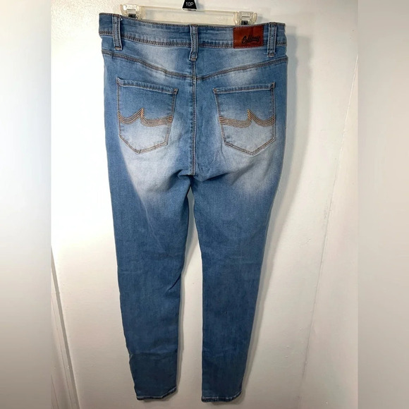 California Vintage, 9, juniors, distressed, relaxed, fit skinny leg,mid/hi rise - Picture 2 of 10